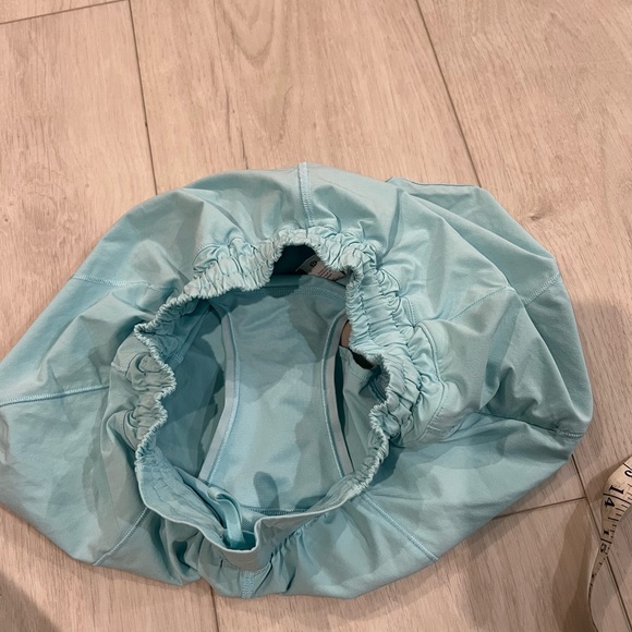 Lululemon icing blue shorts size 4 tall - Picture 3 of 6